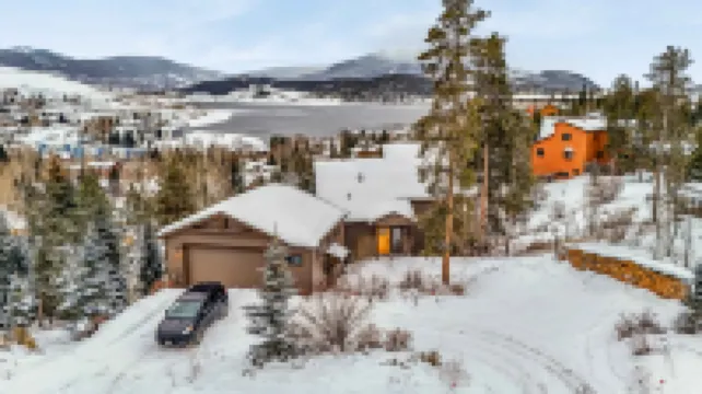 Stunning Lake Views and Cozy Hot Tub - Spacious Rocky Mountain Haven