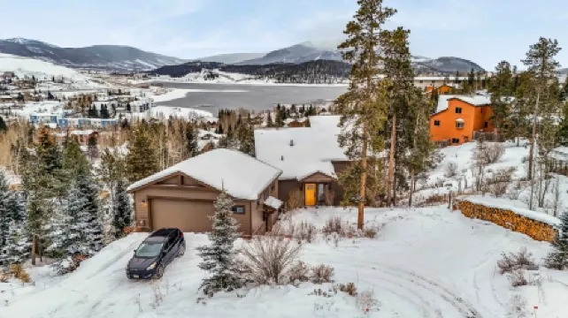 Stunning Lake Views and Cozy Hot Tub - Spacious Rocky Mountain Haven