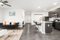 Spacious Retreat with Private Patio and Fast Wifi - Serene Sanctuary