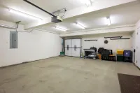 Stylish Townhome with Modern Kitchen and Cozy Fireplace - Elegant Retreat