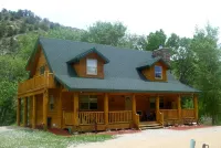 Private Wooded Nature and Jacuzzi Tub - Charming Log Cabin Hotels in Glendale