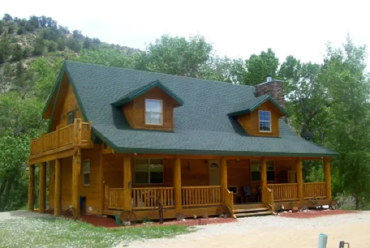 Luxurious Log Cabin with River Access - Charming Nature Retreat