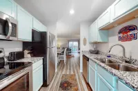 Convenient condo near the lake and city with pool access, a washer/dryer, & AC Hotel di Branson Township