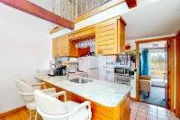 Seaside condo with patio, beach access, loft, board games, gas grill, & firepit Hotel di Chatham