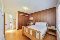 Spacious Living Area and Gourmet Kitchen with Fireplace - Sunny Oasis 리치몬드 구역 호텔