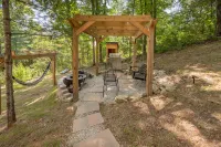 Alone At Last - New LUX Tiny Cabin - WiFi - Hot Tub Hotels in Campton