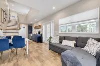 Stylish Loft and Shared Pool Experience - Charming Cozy Oasis Hotels in Dunedin