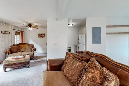 Waterfront Home w/ Deck, Balcony, Fireplace & Private W/D - Walk Downtown Отели в г. Кетчум