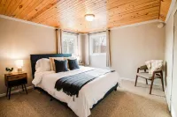 Private Hot Tub and Spacious Outdoor Patio - Luxurious Getaway 사우스 암 타운쉽 호텔