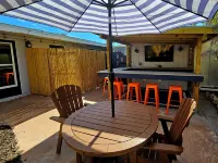 Heated Pool, Bikes, Kayaks, Sups, Outdoor Tiki Bar with TV Corn Hole Court
