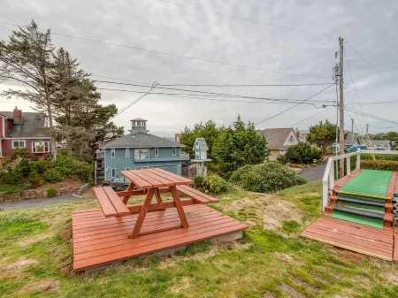 Obstructed Ocean Views and Cozy Amenities - Charming Coastal Retreat Отели рядом с достопримечательностью «Flying Dutchman Winery»