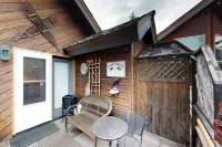 Studio with private hot tub, WiFI, & tranquil glacier views Hotels in Girdwood