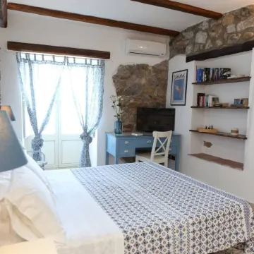 Room in Guest Room - Central Room with Balcony and Amazing Sea View