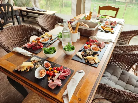 Gite Pavillon le 1900 Отели в г. Сен-Брис-ан-Коглес