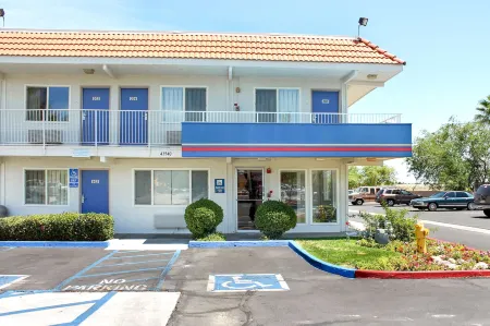 Motel 6 Lancaster, CA Отели рядом с достопримечательностью «Заказник Прайм Десерт Вудленд»