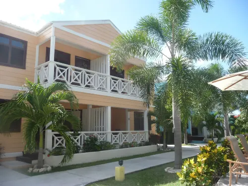 Buccaneer Beach Club Hotel di Five Islands Village