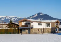 Aurora Mountain Chalet by we Rent, Summercard Included - Bungalows