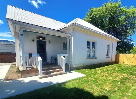 504 Historic Brickhouse off Main St. - 2 Blocks from Salmon River