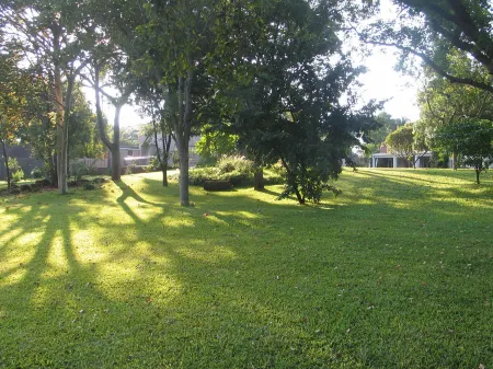 Chic studio nestled in lovely garden and pool-2254 Отели рядом с достопримечательностью «Haka Game Park»