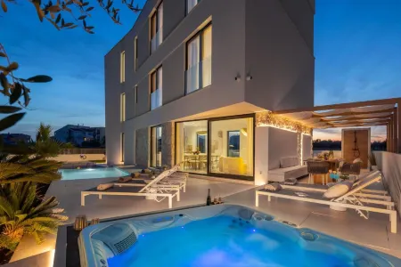 Luxury seafront Villa Noles with heated Pool, Jacuzzi, EV near Zadar