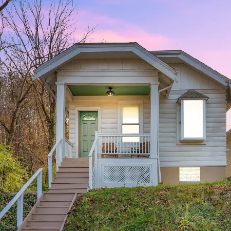 Cozy Cottage in the Heart of Hyde Park 1 Bedroom Home by RedAwning