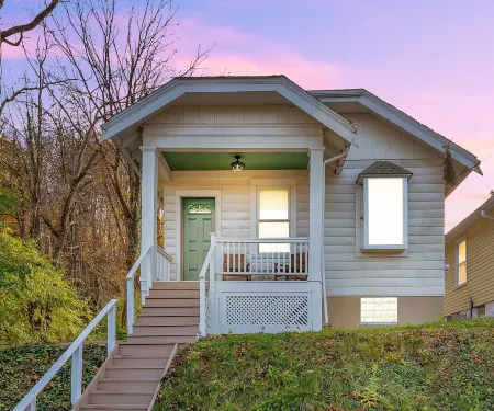 Cozy Cottage in the Heart of Hyde Park 1 Bedroom Home by RedAwning