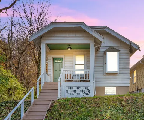 Cozy Cottage in the Heart of Hyde Park 1 Bedroom Home by RedAwning