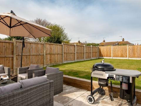 Beach Retreat with Parking Near the Sea