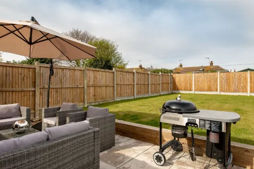 Beach Retreat with Parking Near the Sea