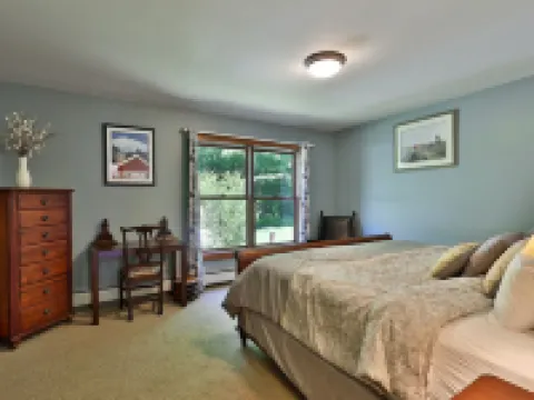 Cortina Mountain Chalet - Outdoor Hot Tub - Close to Pico and Killington Mountains 3 Bedroom Home Hotels in Mendon