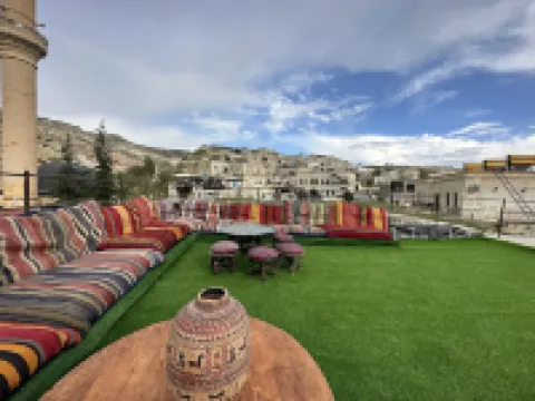 อาตักซ์ เคฟ โอเทล