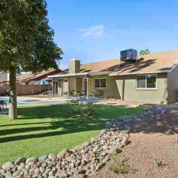 Modern and Stylish Remodeled 4 Bdrm w/ Htd Pool! Hotel Exterior