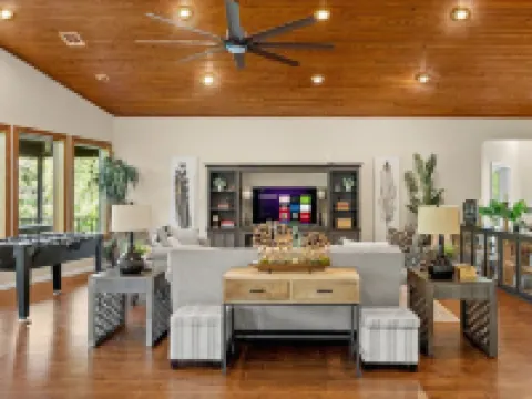 Huge House on Constant Level Lake Placid: Sleeps 30, Great for Multi-Family Hotéis em McQueeney