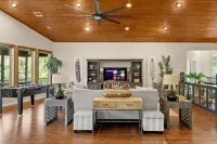 Huge Waterfront Lodge: Sleeps 30, Perfect for Reunions & Retreats! Hotels in McQueeney