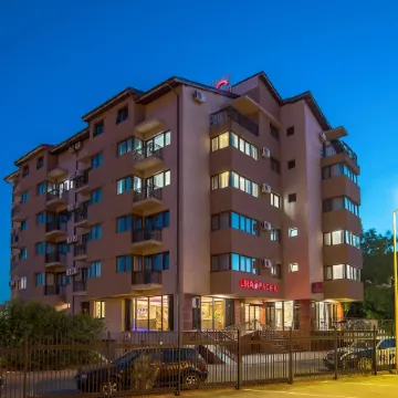 Lira Pacific Aparthotel