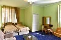GreenWood Hotel