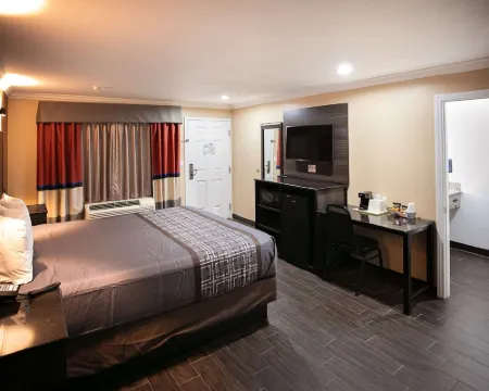 Rodeway Inn & Suites Hotels in Bellflower