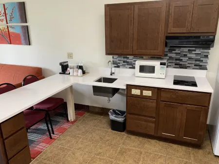 Sandalwood Studios & Suites Отели в г. Прайор-Лейк