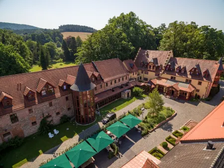 Schlosshotel Weyberhöfe Отели в г. Зайлауф