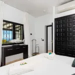 Huswell - Relax in Luxury at This Stunning Seaside Villa