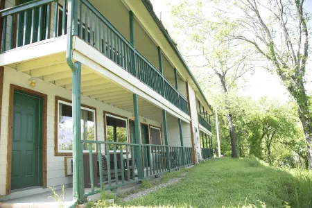 Anglers Riverfront Motel