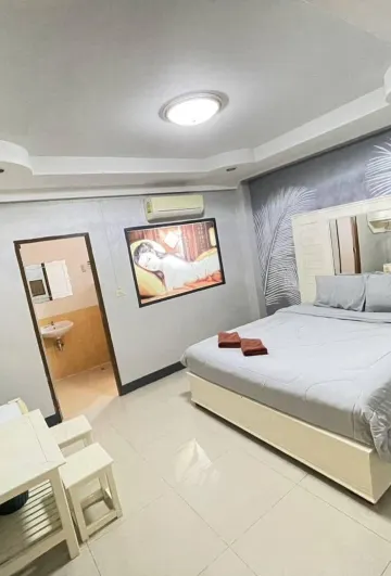 ห้องเตียงใหญ่พร้อมอ่างอาบน้ำ (ชั้น 2)