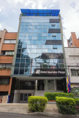 Hotel Laureles Plaza Отели рядом с достопримечательностью «AKT SANCRISTOBAL»