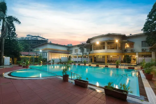 マナス ライフスタイル リゾート イガットプリ