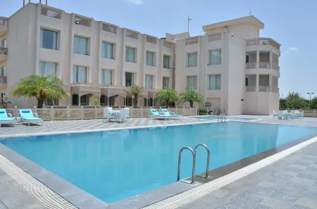 The Lal Vilas Hotel & Resort Отели в г. Неемрана