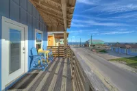 Bay Haven w/ Shared Boat Dock & Waterfront Pool Big Trout by Avantstay