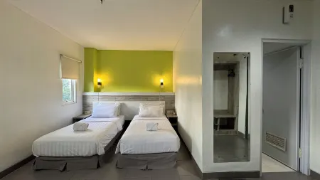 Izi Hotels Отели рядом с достопримечательностью «Ecodome Bogor Botanical Gardens»