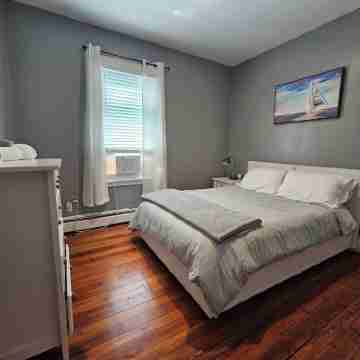 Renovated 2Br Newport Apartment - Walk to Thames Street Rooms