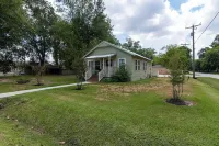 Tomball Craftman Cottage Hotels near Tomball Parkway Plaza