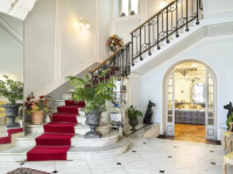 グランデ アルベルゴ クアトロ スタジオーニ リエーティのホテル